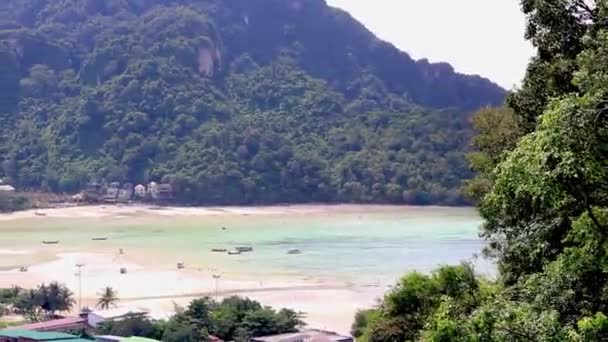 Nang Krabi泰国Koh Phi Phi Don岛石灰岩与绿松石水之间美丽的海滩泻湖全景 — 图库视频影像