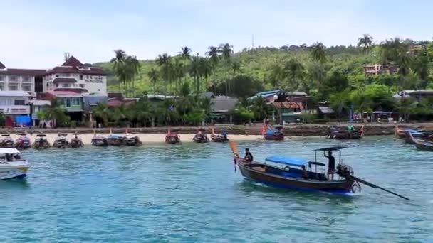 Koh Phi Phi Krabi泰国2018年10月 位于泰国爱南克拉比岛Koh Phi Phi Don岛石灰岩与绿松石水之间美丽而著名的海滩泻湖上的长尾船 — 图库视频影像