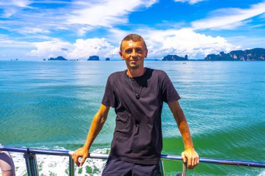 Güneydoğu Asya 'daki Ao Nang Amphoe Mueang Krabi Tayland' daki Koh Phi adasına giden feribottaki bir adam..