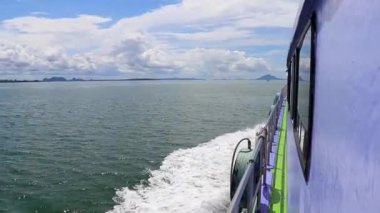 Güneydoğu Asya 'daki Phuket' ten Ao Nang Amphoe Mueang Krabi Tayland 'a giden bir feribot yolculuğu..