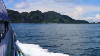 Güneydoğu Asya 'daki Phuket' ten Ao Nang Amphoe Mueang Krabi Tayland 'a giden bir feribot yolculuğu..