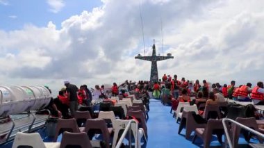 Ratsada Phuket Tayland 16 numara. Ekim 2018 İnsanlar feribotla yüksek dalgalarla tropikal manzara manzarası üzerinden Ratsada Phuket Tayland 'daki kireçtaşı kayaları arasında turkuaz su plajında seyahat ederler..