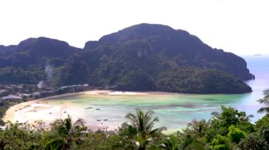 Ao Nang Krabi Tayland 'daki Koh Phi Phi Don adasındaki turkuaz su manzaralı kireçtaşı kayaları arasındaki güzel plaj lagünü manzarası..