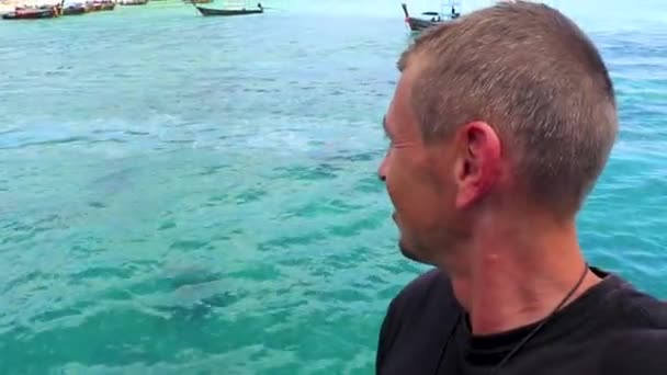 Чоловік Турист Поромі Острова Нанг Амфо Муанг Крабі Таїланд Південно — стокове відео