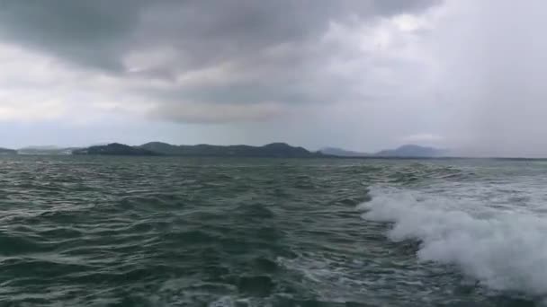 Viaje Ferry Yate Cola Larga Olas Altas Través Del Paisaje — Vídeos de Stock