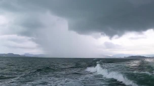 Подорож Поромним Човном Довгою Хвостовою Яхтою Високими Хвилями Через Тропічну — стокове відео