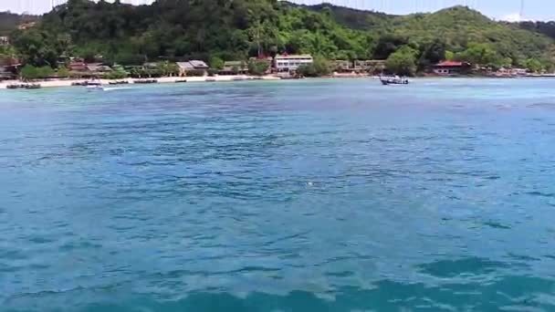 Прекрасний Вид Тропічний Пляж Між Скелями Вапняками Гори Бірюзовою Водою — стокове відео