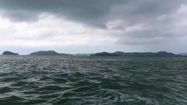 Utazás Komppal Longtail Hajó Jacht Nagy Hullámok Keresztül Trópusi Táj — Stock videók