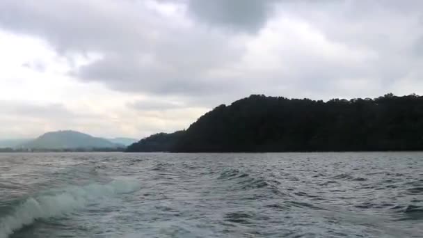 Viaje Ferry Yate Cola Larga Olas Altas Través Del Paisaje — Vídeos de Stock