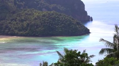 Ao Nang Krabi Tayland 'daki Koh Phi Phi Don adasındaki turkuaz su manzaralı kireçtaşı kayaları arasındaki güzel plaj lagünü manzarası..