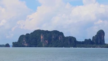 Turkuaz su plajındaki feribot manzaralı tropik cennet manzarası ve Amphoe Mueang Krabi Tayland 'daki Ao Nang Sahili' ndeki kireçtaşı tepeleri ve dağlar arasındaki uçurum..