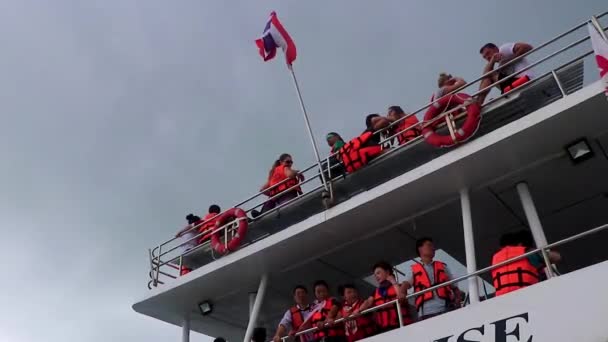 Ratsada Phuket Tailandia Octubre 2018 Gente Viaja Ferry Olas Altas — Vídeos de Stock