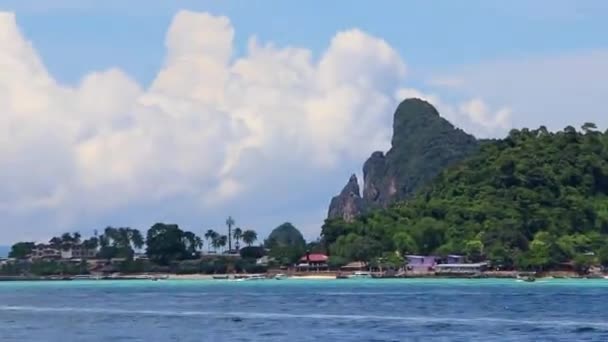 位于泰国奥南岛Koh Phi Phi Don岛上石灰岩悬崖与绿松石水之间的美丽的热带海滩全景 — 图库视频影像