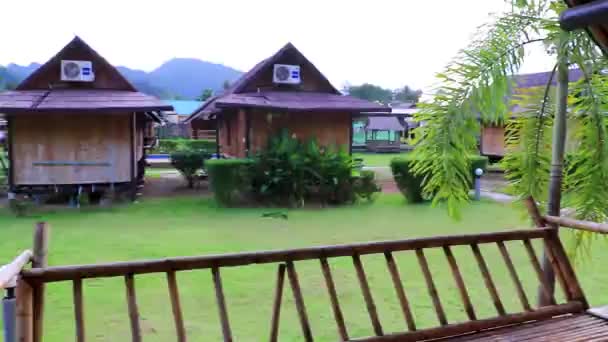 Ξύλινα Σπίτια Μπαμπού Στο Φυσικό Τροπικό Θέρετρο Ζούγκλα Στο Nang — Αρχείο Βίντεο