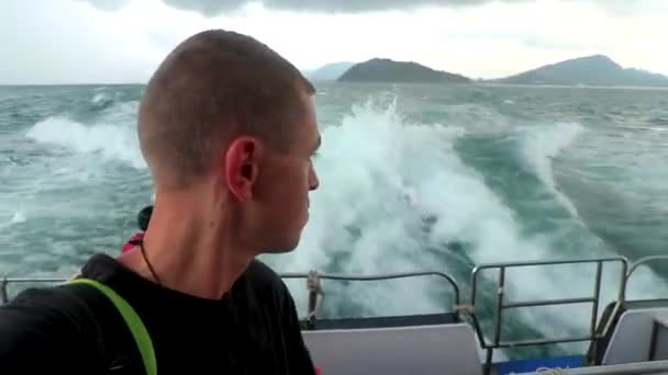 Man Mannelijke Knappe Toerist Een Veerboot Naar Nang Ratsada Amphoe — Stockvideo