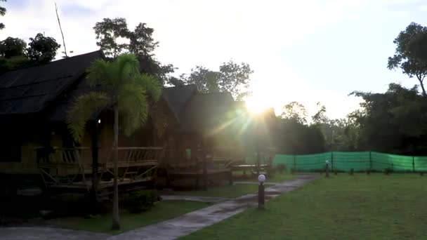 アオナンアンフォエの天然熱帯ジャングルリゾートにある木製の竹のコテージ Mueang Krabi Thailand Southean Asia — ストック動画