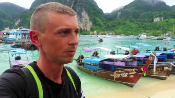Турист Острове Пхи Пхи Phi Phi Таиланд Длиннохвостыми Лодками — стоковое видео
