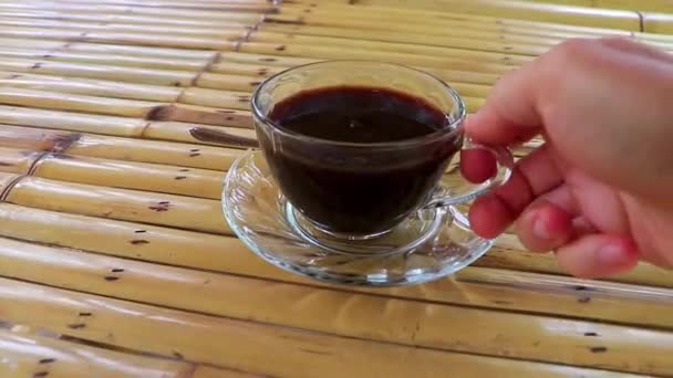 Прийняття Покладання Скляної Чашки Чорної Кави Дерев Яний Бамбуковий Стіл — стокове відео