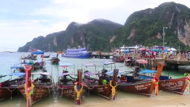 Nang Krabi泰国2018年10月在泰国爱南克拉比岛的Koh Phi Phi Don岛上 在石灰岩和绿松石水之间美丽而有名的海滩码头上的长尾船 — 图库视频影像