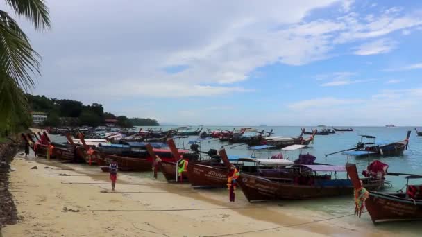 Nang Krabi泰国2018年10月在泰国爱南克拉比岛的Koh Phi Phi Don岛上 在石灰岩和绿松石水之间美丽而有名的海滩码头上的长尾船 — 图库视频影像