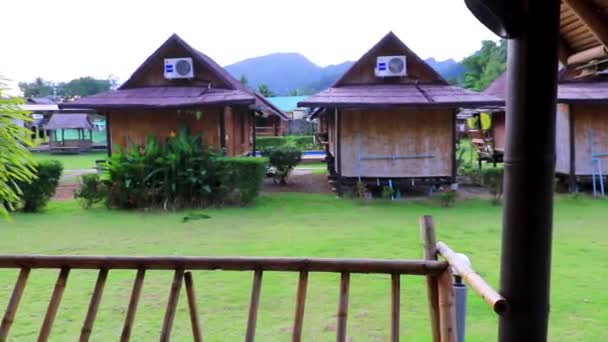 Ξύλινα Σπίτια Μπαμπού Στο Φυσικό Τροπικό Θέρετρο Ζούγκλα Στο Nang — Αρχείο Βίντεο
