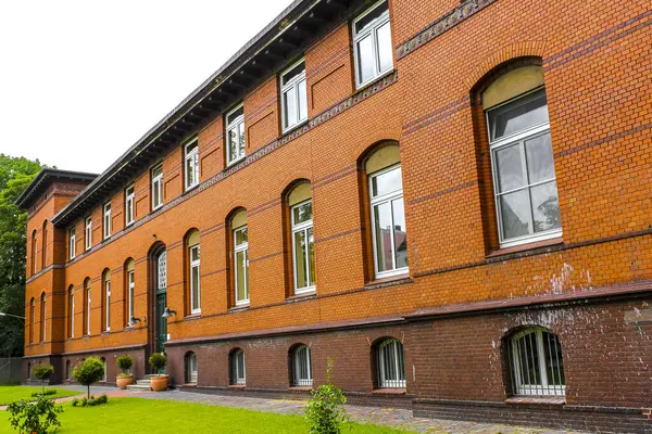 Klushof Lehe Bremerhaven Bremen Almanya 'sındaki eski tuğla bina..