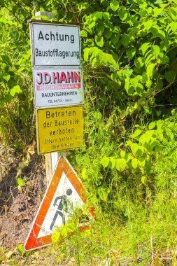 Cuxhaven Aşağı Saksonya Almanya 04. Temmuz 2010 Orman İşaretleri Hemmoor Hechthausen Cuxhaven Aşağı Saksonya Almanya 'sında inşaat alanı ve inşaat malzemelerinin depolanması dikkat çekiyor.