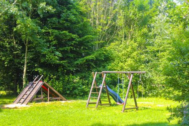 Hemmoor Hechthausen Cuxhaven Aşağı Saksonya Almanya 'sında parkta kaydıraklı ve merdivenli ahşap kule.
