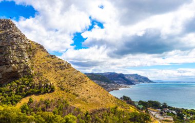 Plaj dağları manzara manzarası ve Simons Town Capetown Batı Capetown Burnu Güney Afrika Güney Afrika 'da bulutlu mavi gökyüzü.