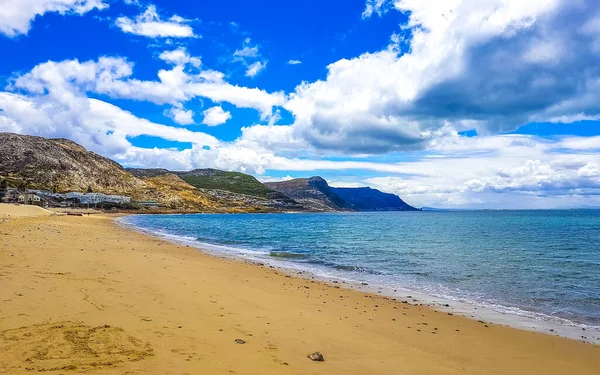 Plaj dağları manzara manzarası ve Simons Town Capetown Batı Capetown Burnu Güney Afrika Güney Afrika 'da bulutlu mavi gökyüzü.