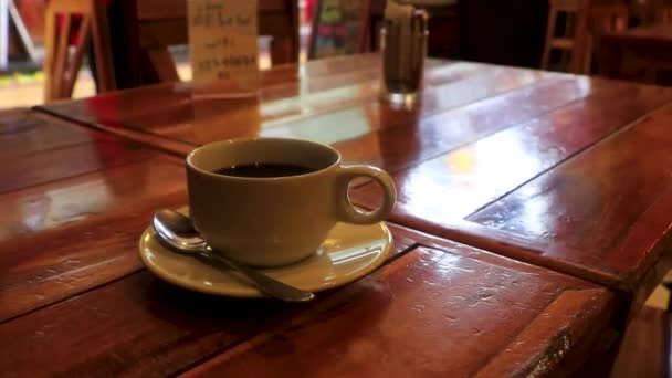 东南亚Ao Nang Amphoe Mueang Krabi泰国Koh Phi Phi Don岛餐馆咖啡店的一杯美国式黑咖啡 餐桌上有勺子和盘子 — 图库视频影像