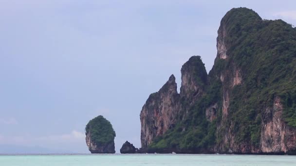 Прекрасний Вид Тропічний Пляж Між Скелями Вапняками Гори Бірюзовою Водою — стокове відео