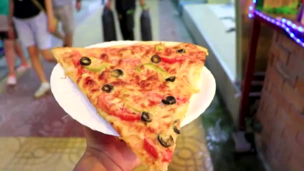 Nang Krabi Thailandia Ottobre 2018 Pizza Piatto Bianco Mano Sull — Video Stock