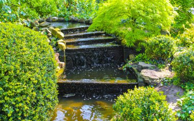 Parkta çok güzel kuyusu olan Lake River, Avrupa 'da Hollanda' da Keukenhof Lisse 'deki insanlar ve lalelerle dolu..