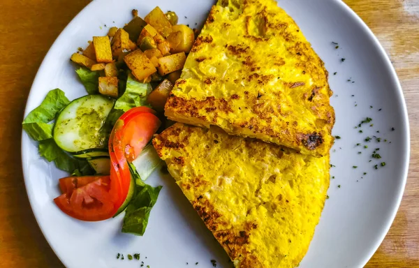 Playa del Carmen Quintana Roo Mexico 'da salatalı ve patatesli Tortilla espanola..