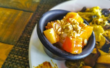 Kahvaltıda meyve tabağında Papaya Pineapple Honeydew kavunu Playa del Carmen Quintana Roo Mexico 'da.