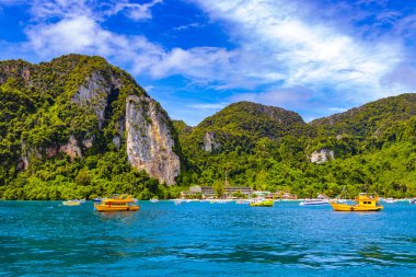 Ao Nang Amphoe Mueang Krabi Tayland 'daki Koh Phi Phi Don adasındaki kireçtaşı kayalıkları ve turkuaz su arasındaki güzel tropikal plaj manzarası..