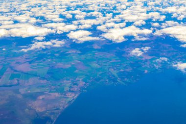 Orta Amerika 'daki tropikal adaların, plajların ve Karayiplerin manzarasının yukarıdan panoramik görüntüsü.
