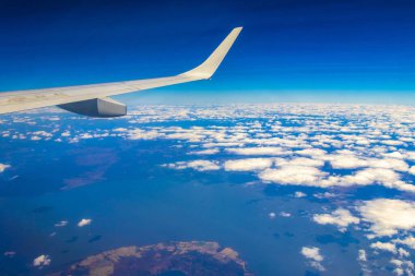 Orta Amerika 'daki tropikal adaların, plajların ve Karayiplerin manzarasının yukarıdan panoramik görüntüsü.