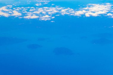 Orta Amerika 'daki tropikal adaların, plajların ve Karayiplerin manzarasının yukarıdan panoramik görüntüsü.