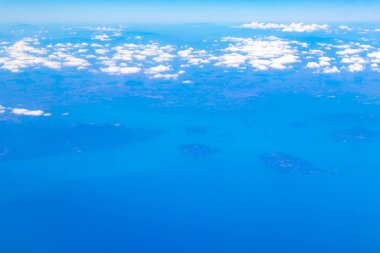 Orta Amerika 'daki tropikal adaların, plajların ve Karayiplerin manzarasının yukarıdan panoramik görüntüsü.