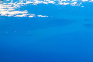 Orta Amerika 'daki tropikal adaların, plajların ve Karayiplerin manzarasının yukarıdan panoramik görüntüsü.