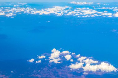 Orta Amerika 'daki tropikal adaların, plajların ve Karayiplerin manzarasının yukarıdan panoramik görüntüsü.