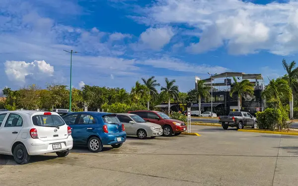 Tipik sokak yolu ve şehir manzarası arabalarla trafik restoranları, Quintana Roo Mexico 'daki Playa del Carmen' in insan ve binaları..
