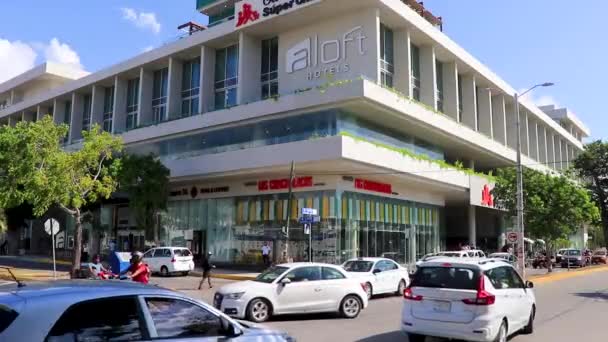Calle Típica Paisaje Urbano Con Coches Tráfico Restaurantes Tiendas Tiendas — Vídeos de Stock
