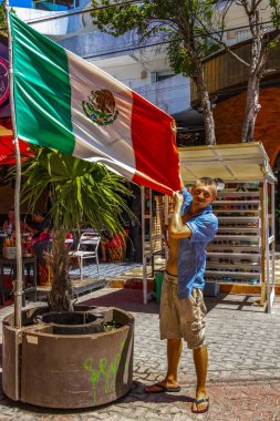 Playa del Carmen Quintana Roo Mexico 'da Meksika bayrağını kutlayan adam..