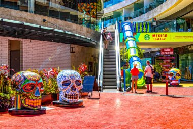 Playa del Carmen Quintana Roo Meksika 26 numara. Mart 2021 Playa del Carmen Quintana Roo Meksika 'da büyük renkli Meksika kafatası heykelleri.