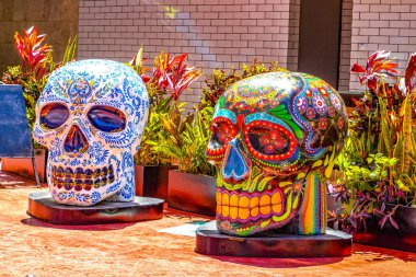 Playa del Carmen Quintana Roo Meksika 26 numara. Mart 2021 Playa del Carmen Quintana Roo Meksika 'da büyük renkli Meksika kafatası heykelleri.
