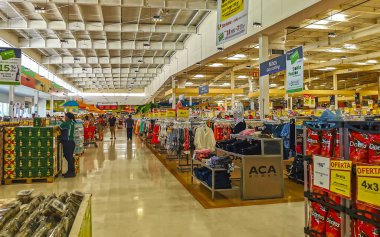 Rafların içinden süpermarketler, alışveriş arabaları Playa del Carmen Quintana Roo Meksika 'da alışveriş arabaları.