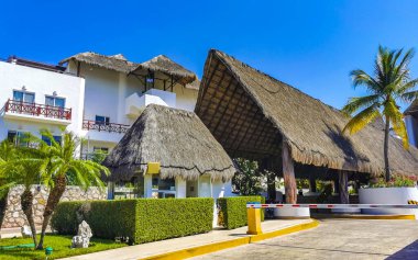 Playa del Carmen Quintana Roo Meksika 'da tropikal doğada lüks otel ve otel girişleri ve girişleri.